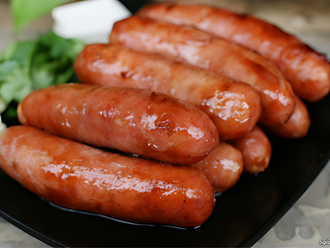 lạp xưởng nướng đá